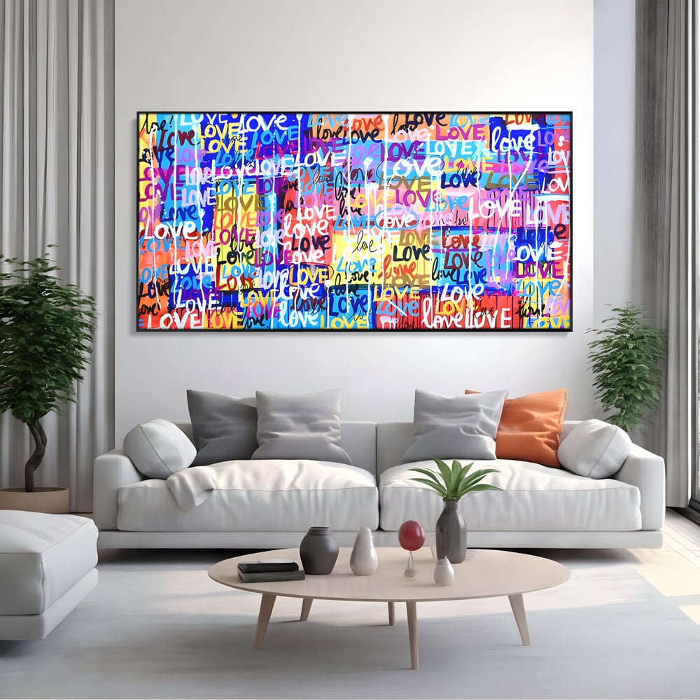 Tablou canvas cu tablou canvas cu graffiti colorat si cuvantul love, in rama de aluminiu negru, pe perete intr-un living